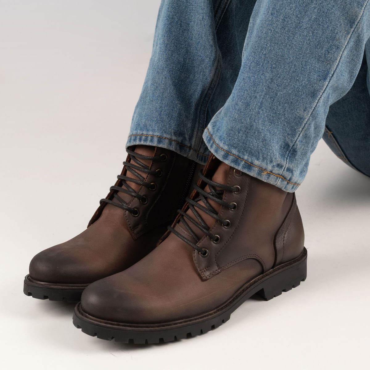 Borcego de cuero engrasado con cierre lateral y cordones